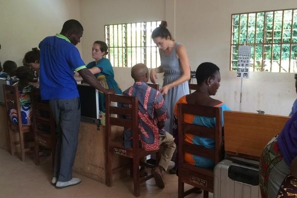 Personnes en consultation, lors d'une mission locale de l'association Couleur Partage Bénin